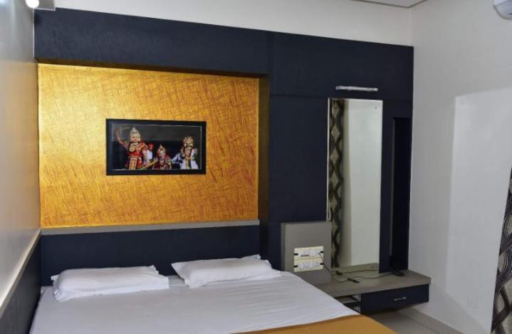 Iroomz Dwaraka Residency Bellary Buitenkant foto